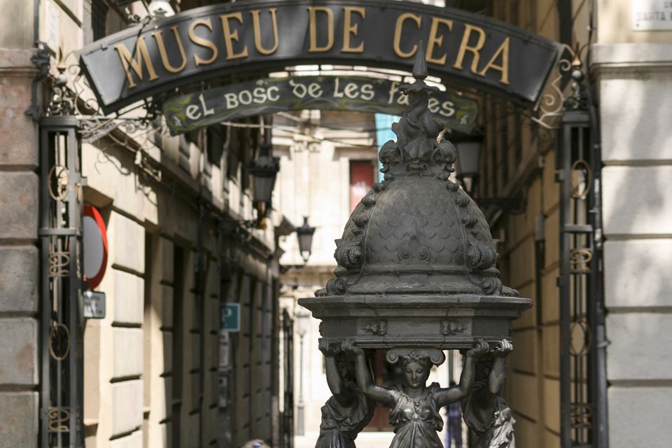 Museu de Cera archway sign above a fountain in a lane