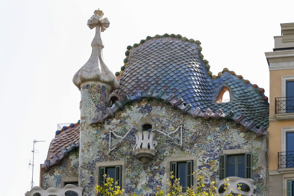 Scaly tiled roof and mosaic facade of Casa Batlló