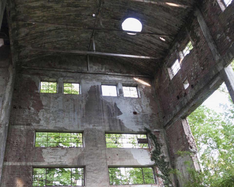 Barrel-vaulted roof with a round skylight above a ruined hall