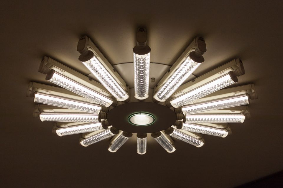 Ceiling lamp of fluorescent tubes arranged in a sunburst