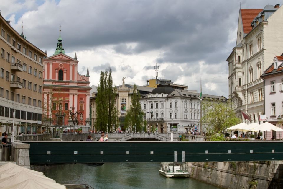 Prešeren Square and the pink Franciscan Church across the river