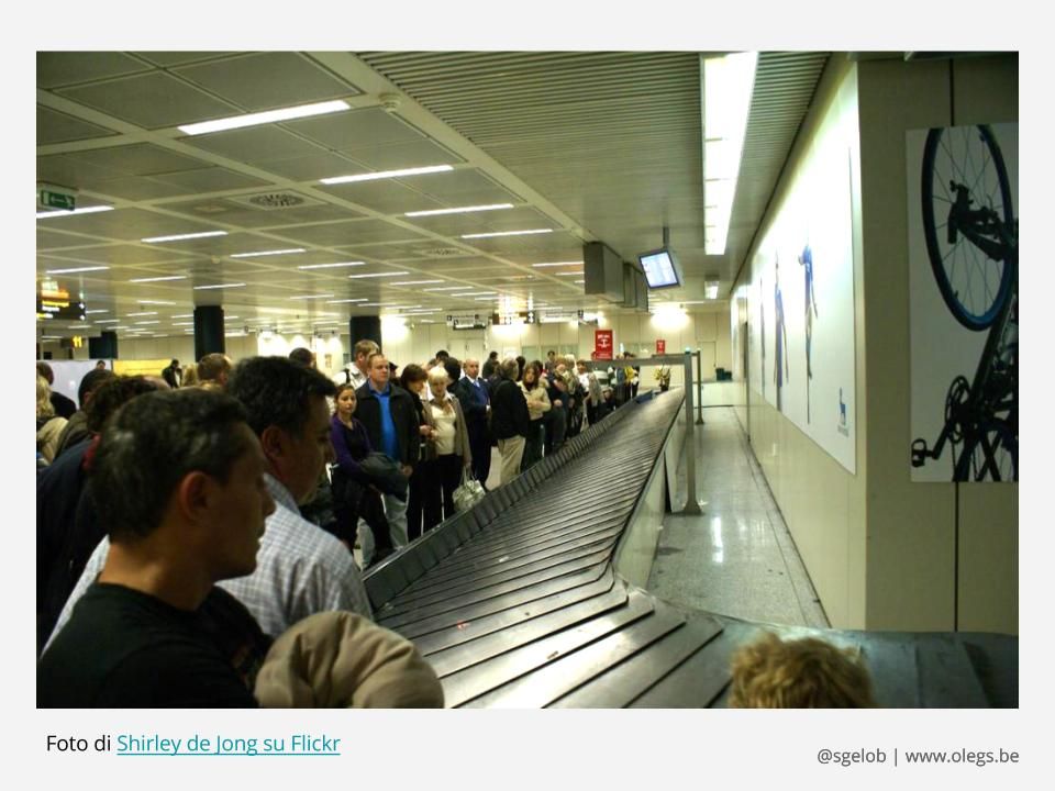 Attesa dei bagagli in un aeroporto