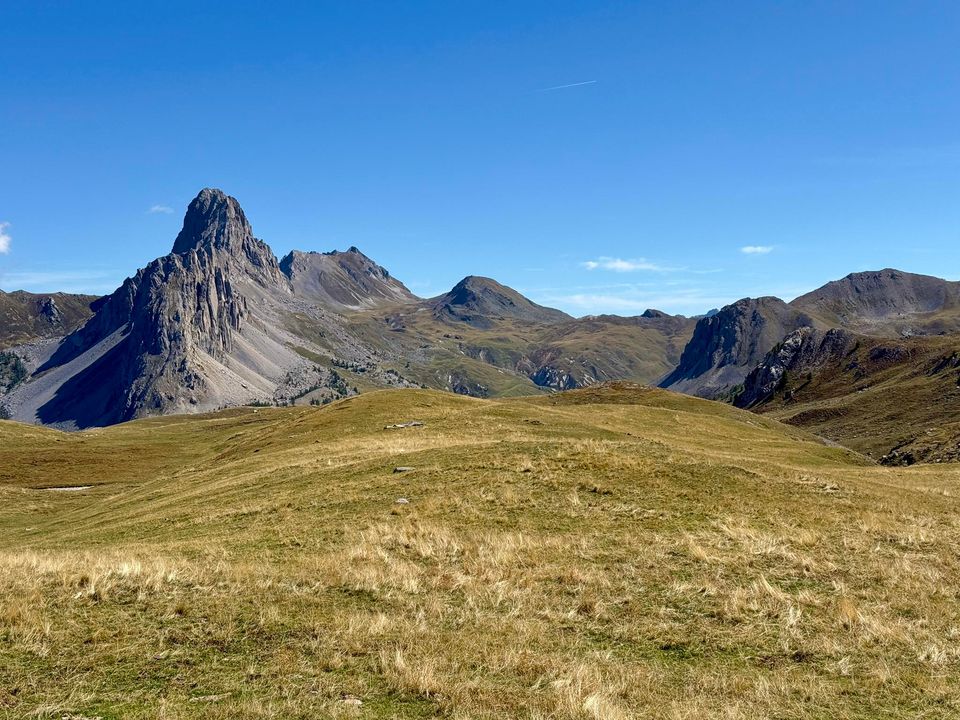 Rocca la Meja’s rock tooth above the golden grass of the plateau